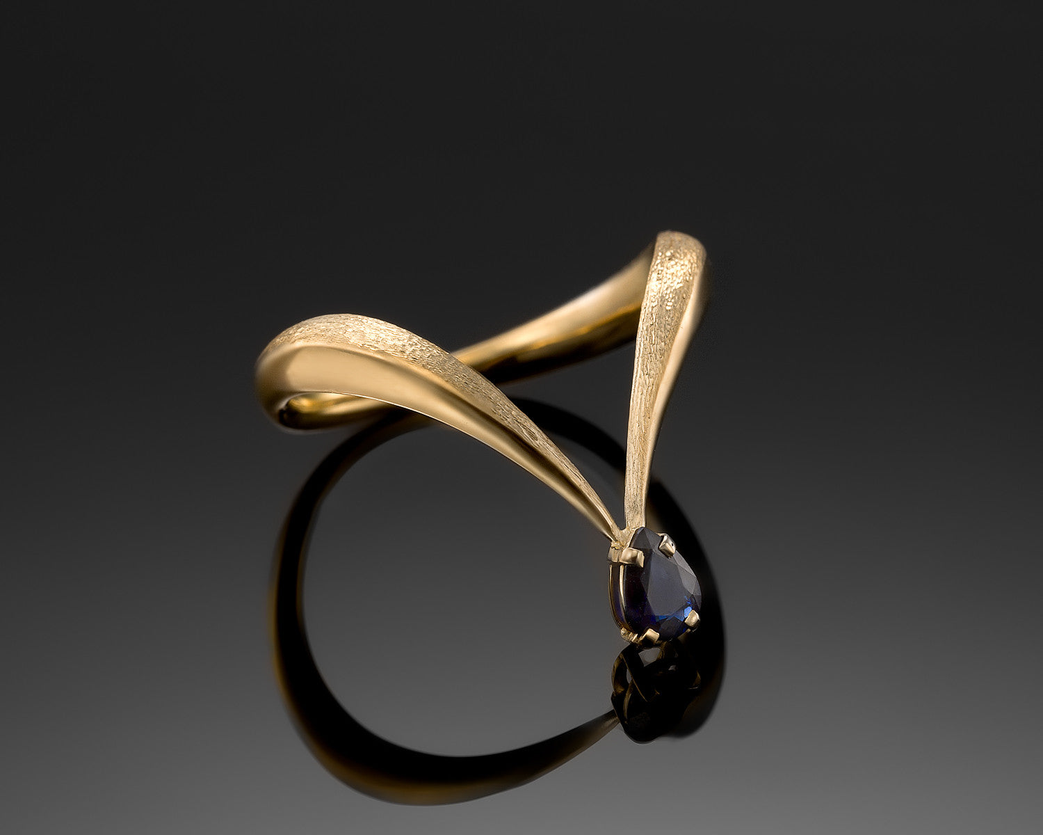 Ring in V-shape: yellow gold plating & zirconia – THOMAS SABO